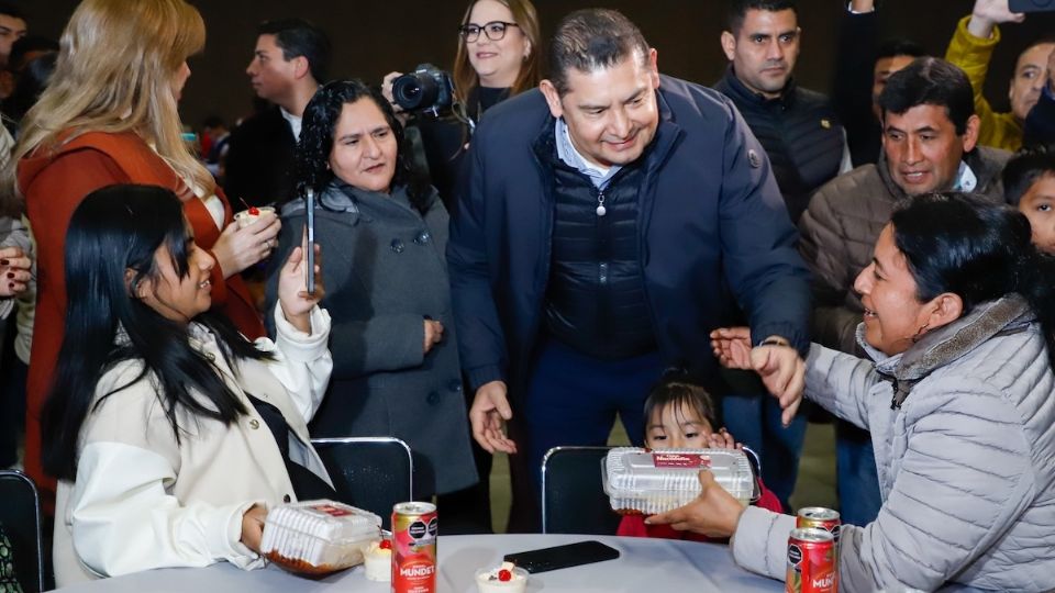 El gobernador Alejandro Armenta compartió la cena de Nochebuena con más de 3 mil personas.