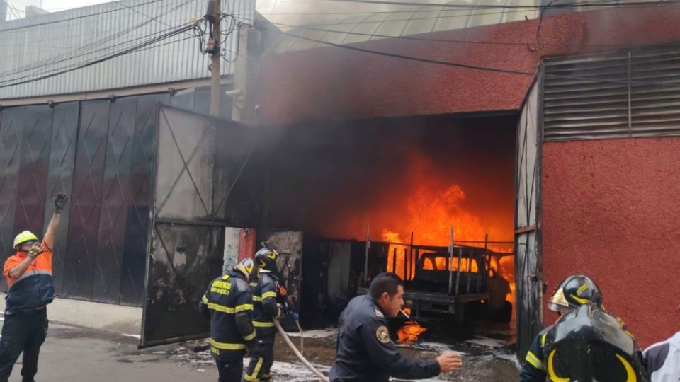 Bomberos de la CDMX acudieron al sitio de los hechos.