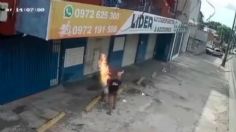 IMÁGENES FUERTES: Mujer le prende fuego a su pareja en plena calle tras discusión, pero también termina quemada