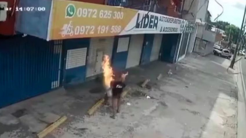 IMÁGENES FUERTES: Mujer le prende fuego a su pareja en plena calle tras discusión, pero también termina quemada