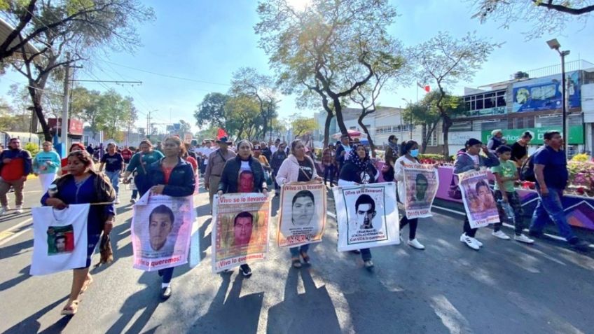 Padres de desaparecidos en Ayotzinapa marchan a la Basílica de Guadalupe