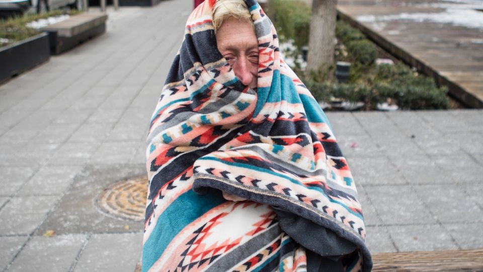 Una mujer cubriéndose de las bajas temperaturas en esta temporada invernal.