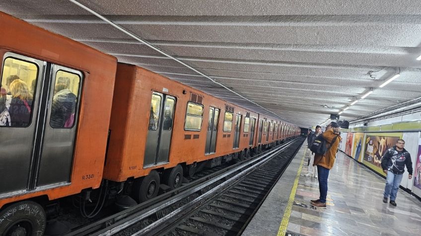 Lo apuñalan afuera del Metro Tezozómoc y entra a estación para pedir ayuda