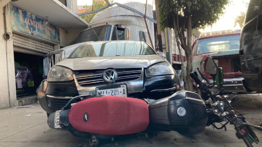 Fuerte choque en Eje 5 Sur, camión de basura embiste autos, motos y choca contra lavandería