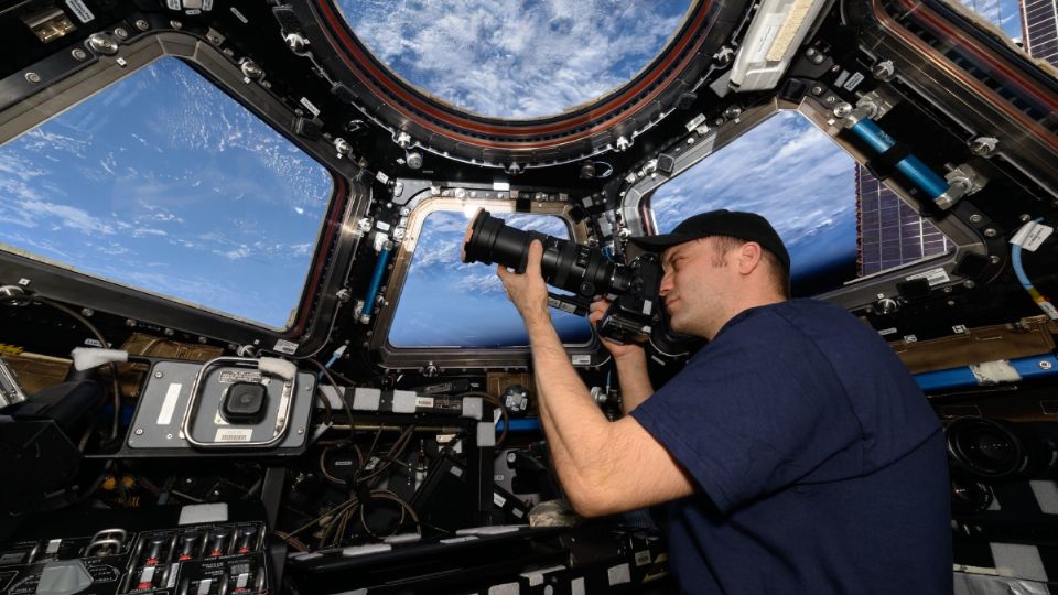 El astronauta de la NASA, Matthew Dominick, con su cámara en la Estación Espacial Internacional.