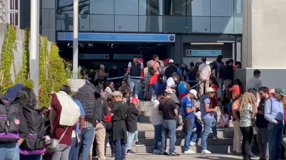 Hacen largas filas para subir al Cablebús.