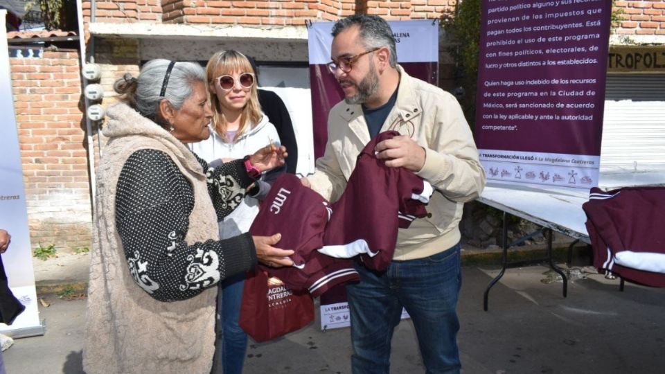 La entrega de chamarras representa una medida de prevención y una alternativa eficiente para dotar a la población de un abrigo adicional que busca disminuir los padecimientos en la salud.