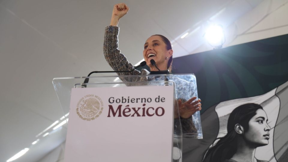 Durante su visita, la mandataria interactuó directamente con los presentes, escuchando sus peticiones y hasta recibiendo obsequios de los asistentes.