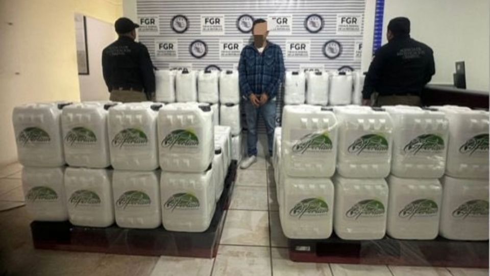 La droga se transportaba en 64 bidones de plástico.