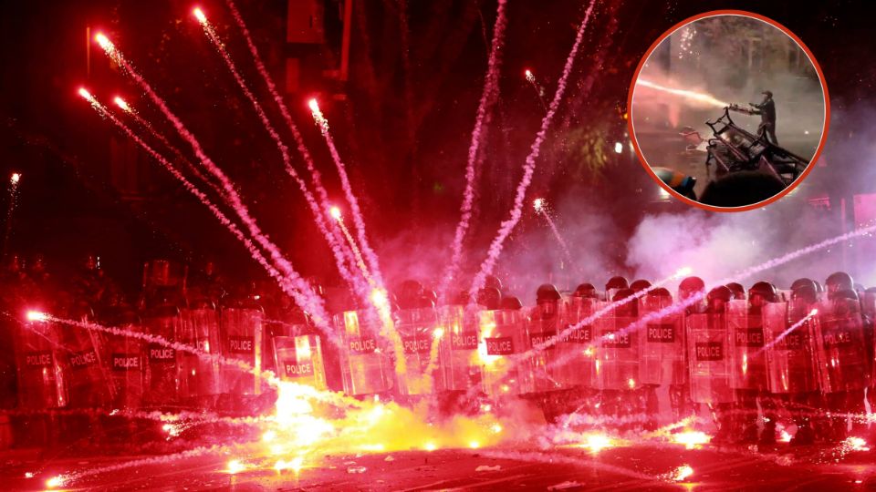 Un manifestante apareció con una ametralladora improvisada para disparar fuegos artificiales contra la policía en Georgia.