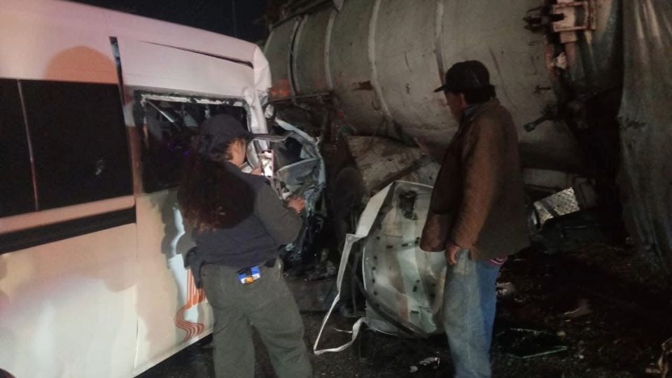 La unidad de transporte público impactó a un camión que estaba estacionado.