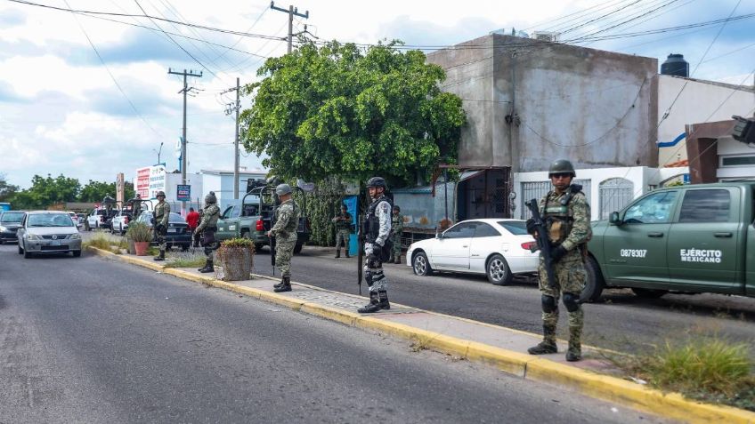 Amanecen mantas colgadas de puentes con ubicación de narco laboratorios en Culiacán