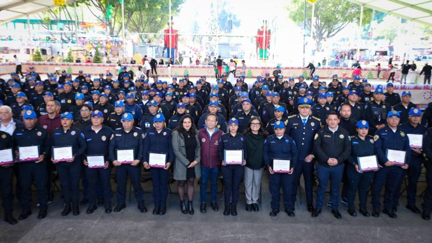 Aleida Alavez entrega reconocimientos a policías auxiliares por su valor, méritos y perseverancia