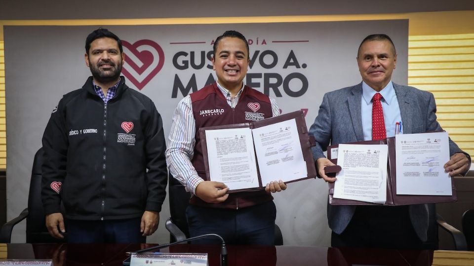 El alcalde en Gustavo A Madero, Janecarlo Lozano, y Enrique Camargo Suárez, titular de la Comisión de Búsqueda de Personas de la CDMX, en la firma del convenio