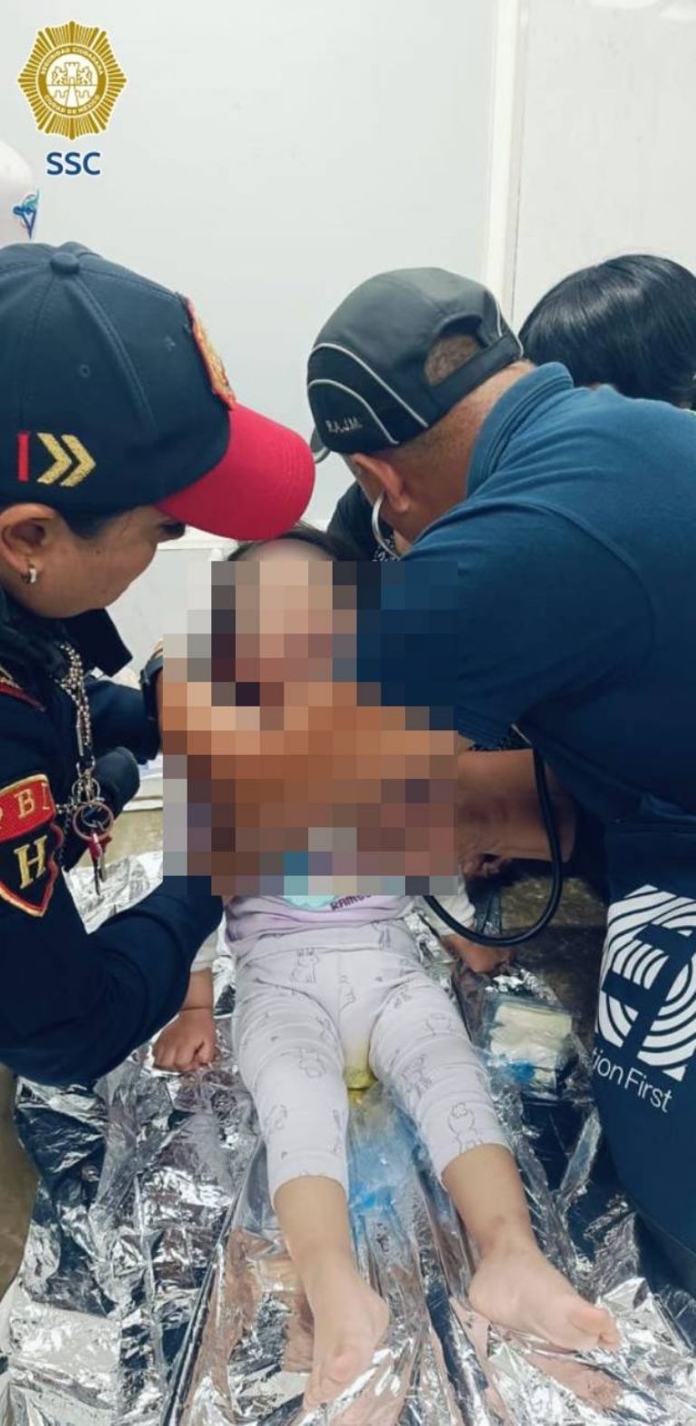 policia salva a niña