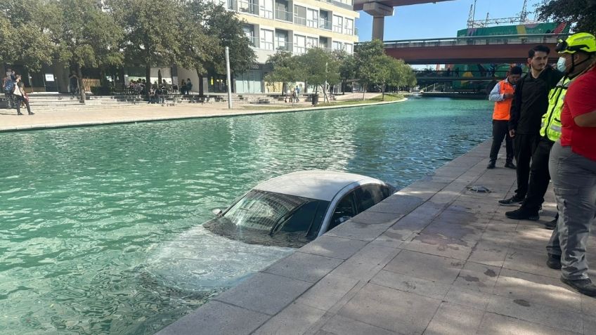 Adulto mayor pierde el control de su vehículo y cae a canal en Paseo Santa Lucía, Monterrey