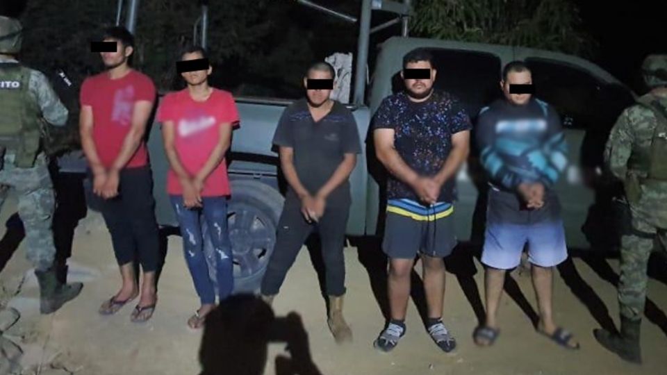 En Acapulco, elementos del Ejército Mexicano y GN detuvieron a un integrante de una institución de seguridad federal, le aseguraron un arma corta, cargadores, cartuchos, cuatro kilos de metanfetamina y dos identificaciones