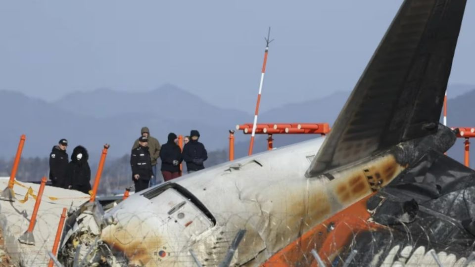 La parte trasera del avión fue la única que no se destruyó.