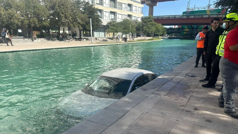 Los rescatistas retiraron el auto y pusieron a salvo al adulto mayor