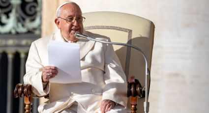 El Papa Francisco se cae y sufre una contusión en un brazo, pero sin fractura