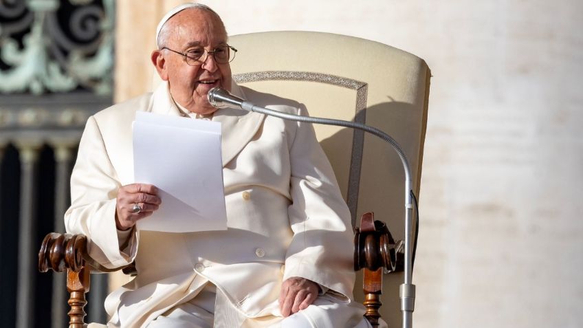 El Papa Francisco se cae y sufre una contusión en un brazo, pero sin fractura