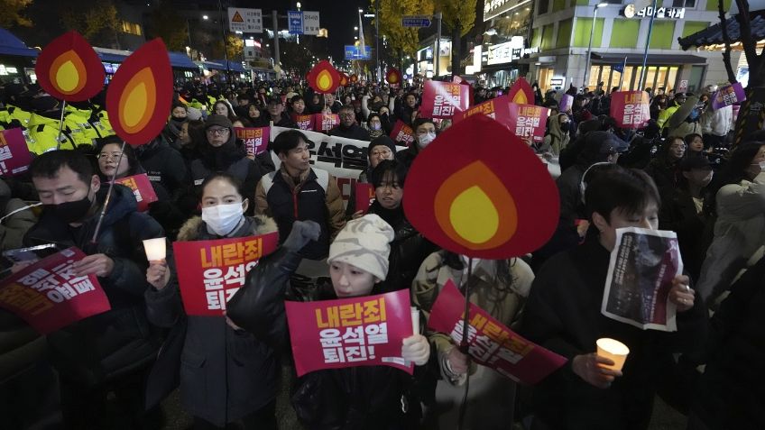 Oposición y miles de ciudadanos en Corea del Sur exigen la renuncia del presidente Yoon Suk Yeol