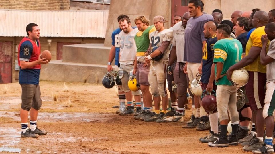 La trama se centra en un jugador profesional que va a prisión y lidera un equipo de futbol americano