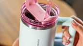 Foto ilustrativa de la nota titulada: Starbucks lanza adorable vaso de Stanley en color verde menta y rosa, ¿cuánto cuesta?