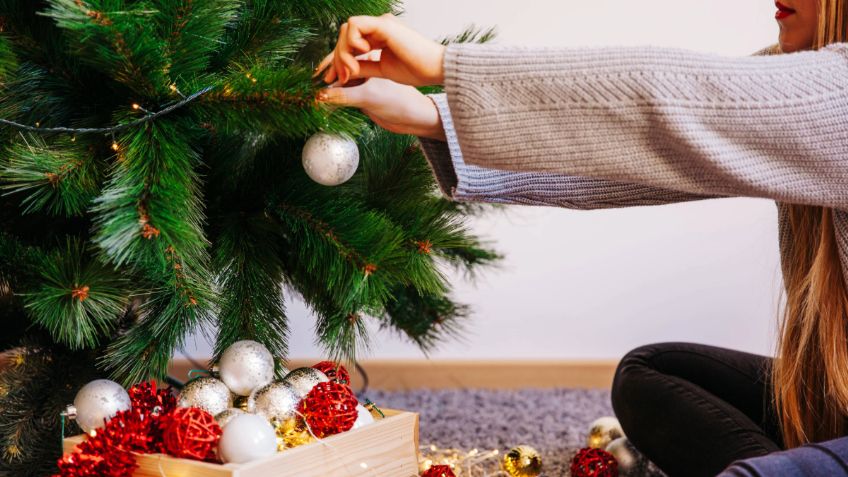 De la canela a las llaves, los 4 elementos poderosos que no pueden faltar en tu árbol de Navidad, ¿para qué sirven?