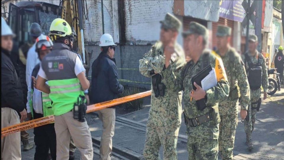 En Ciudad de México, elementos del Ejército Mexicano, Seguridad Física de PEMEX, Protección Civil, Bomberos de la Estación Tacuba y de la SSC localizaron una toma clandestina, en la que aseguraron 86 contenedores y recuperaron 5,160 litros de hidrocarburo