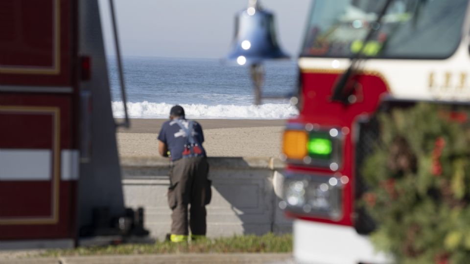 Un bombero patrulla una playa en California este jueves, tras el terremoto.