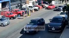 Conductor de Porsche rojo golpea a un ciclista por reclamarle obstruir la ciclovía | VIDEO