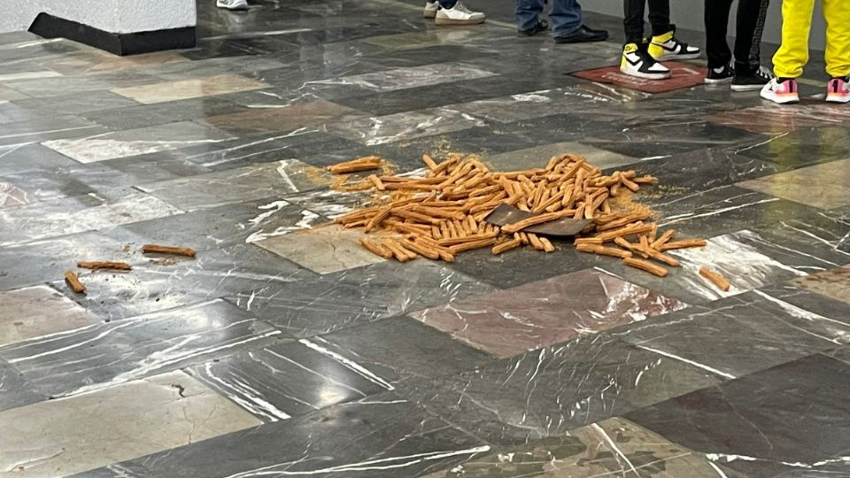 Los churros quedaron regados por el piso del andén.