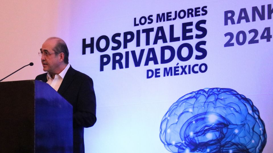 Entrega de reconocimientos a los mejores hospitales privados de México durante la ceremonia de la edición 2024 del ranking, organizada por FUNSALUD.