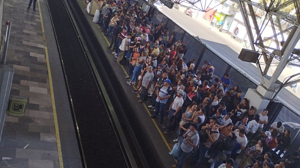 Reportan retrasos y alta afluencia en el metro de la Ciudad de México