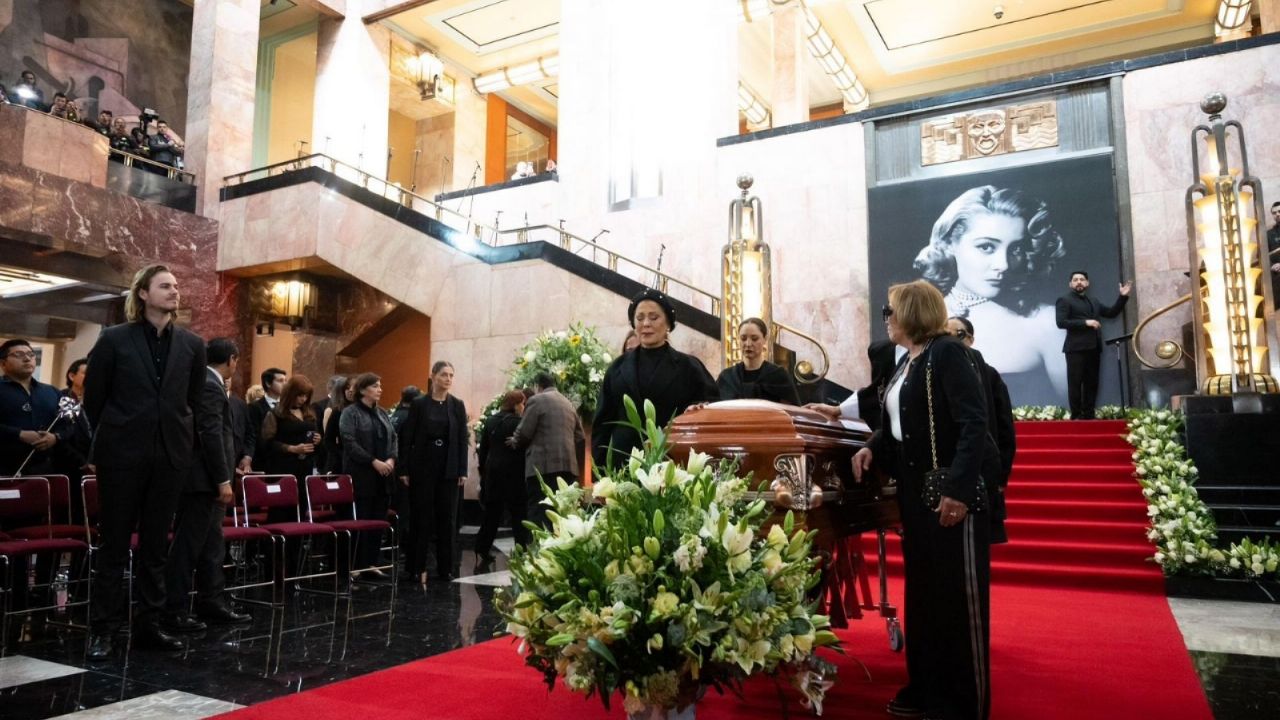 En pleno funeral de Silvia Pinal, esta fue la razón por la que discutieron la Pasquel y la Guzmán