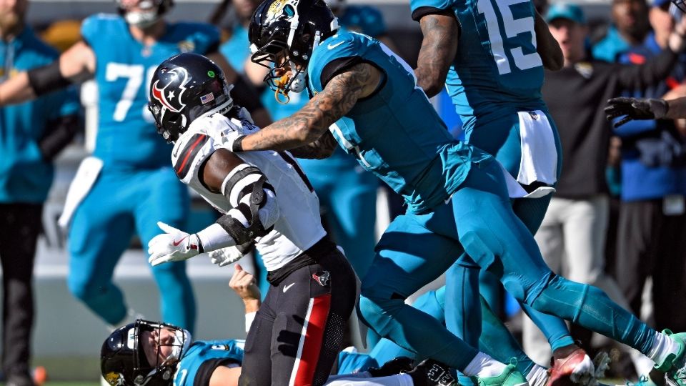 El tight end de Jacksonville defendió a su amigo Trevor Lawrence después del duro golpe que recibió de Azeez Al-Shaair de los Texans