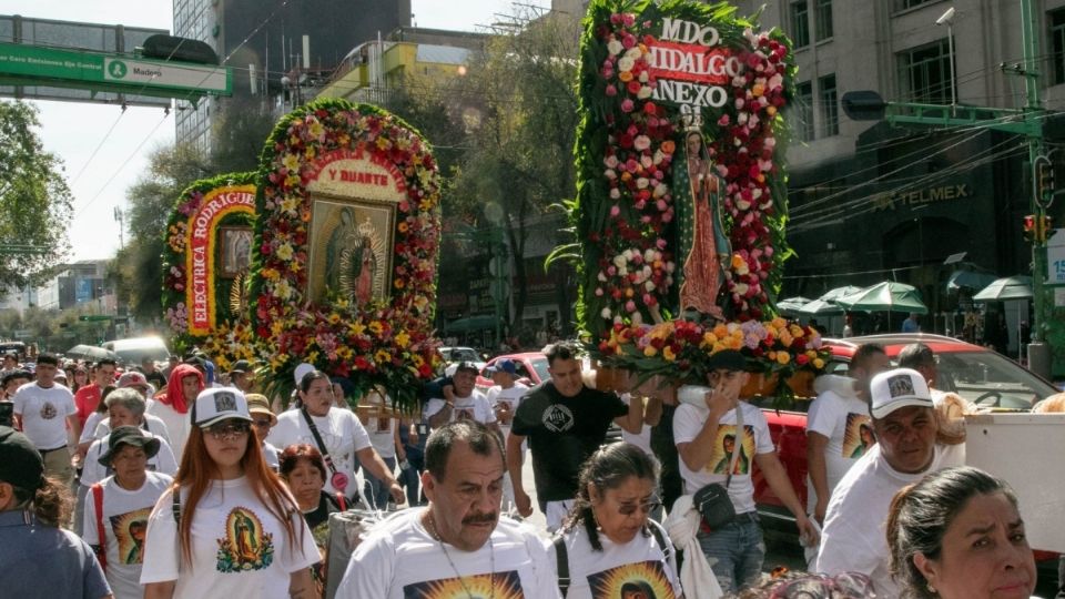 A la Virgen de Guadalupe se le atribuyen numerosos milagros y favores como la curación de enfermedades y la protección en momentos de peligro