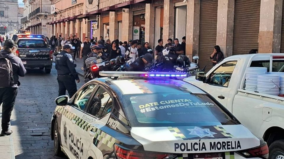 Hombres armados asaltan joyerías de Plaza de la Mujer, en Morelia