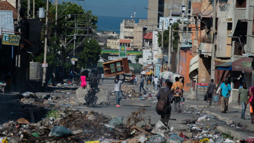 Residentes evacúan el barrio donde ocurrieron los asesinatos, luego de que la pandilla tomara el control del mismo.