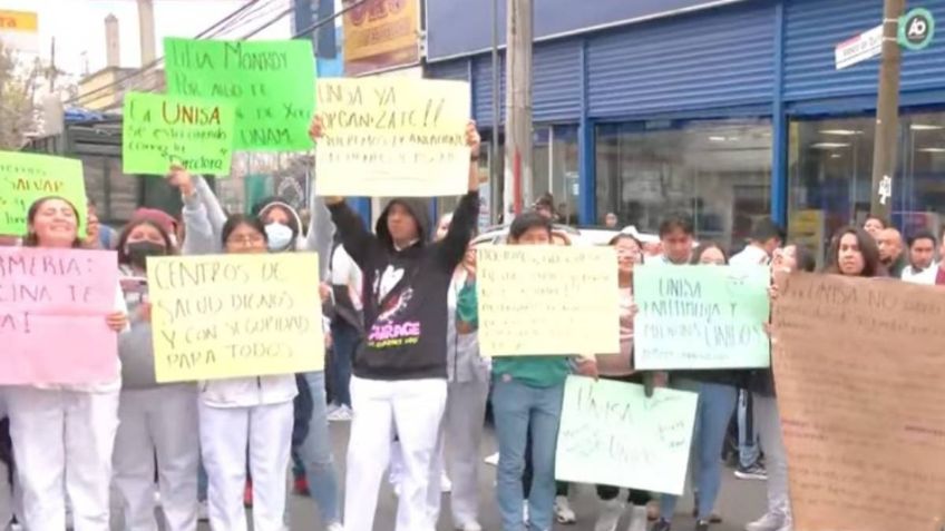 Estudiantes de enfermería de la Universidad de la Salud paralizan el tráfico en Vasco de Quiroga