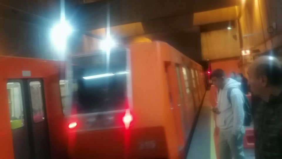 Un tren que circulaba por la Línea 9 fue retirado para su revisión.