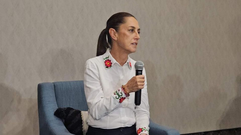 Claudia Sheinbaum atendiendo a los medios de comunicación