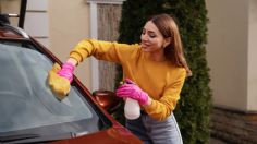 Usa el vinagre para dejar limpios y relucientes los vidrios de tu coche