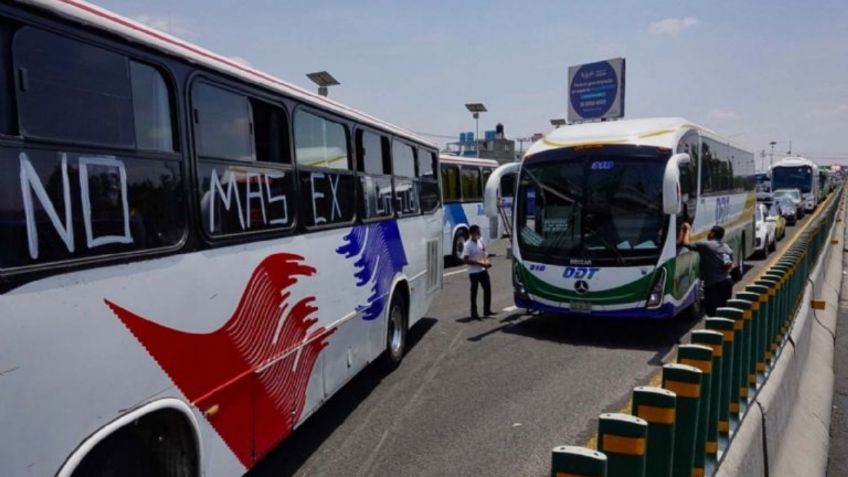 Transportistas bloquean la carretera Chihuahua-Ciudad Juárez por asesinato de un compañero