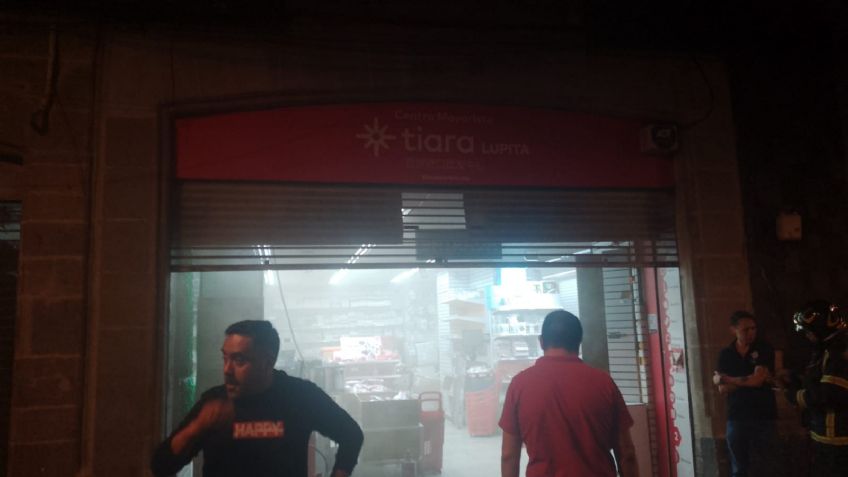 Plástico, bisutería y decoraciones: de esto es la tienda que se incendia en el Centro de la CDMX