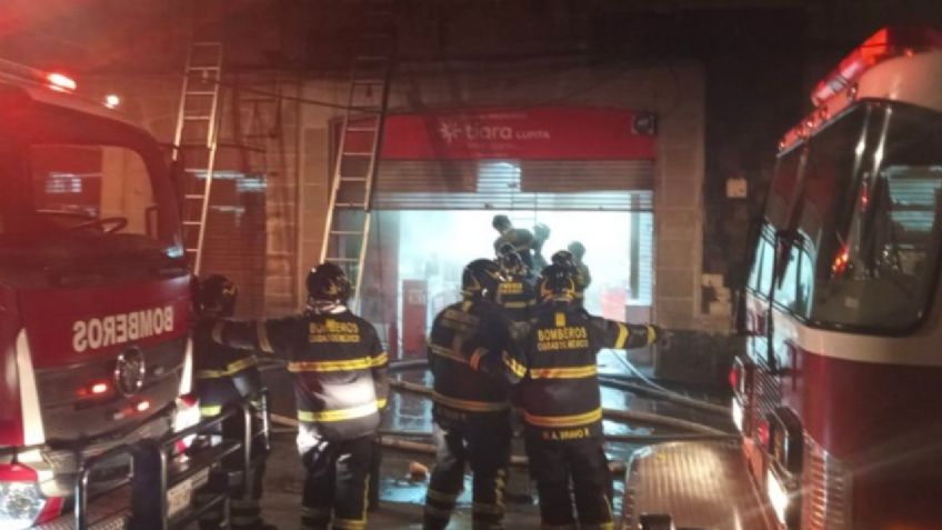 Incendio en Plaza Comercial del Centro de la CDMX moviliza a los servicios de emergencia