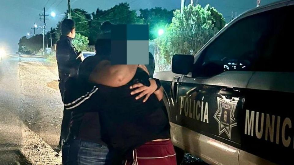 La joven volvió a abrarzar a sus familiares