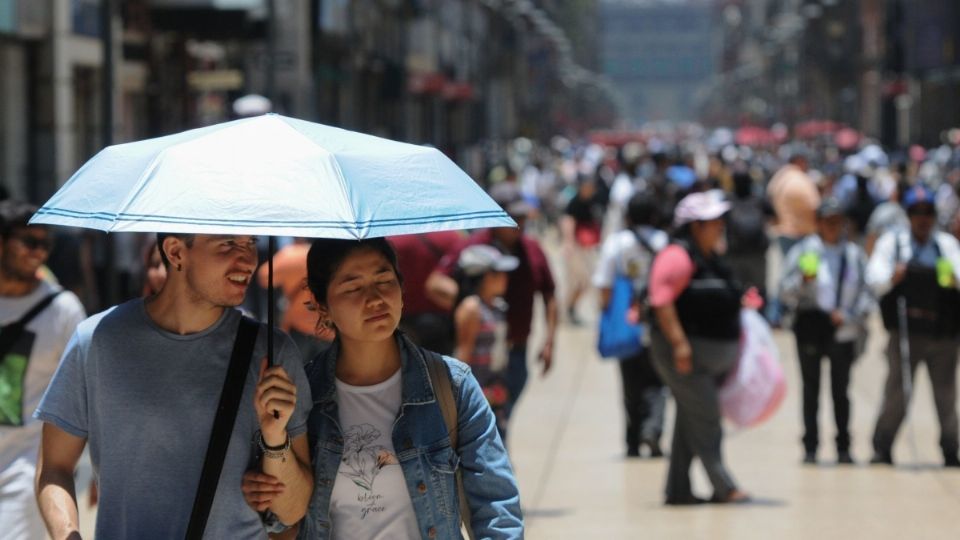 Protección Civil ha pedido a la gente utilizar ropa de colores claros y protector solar