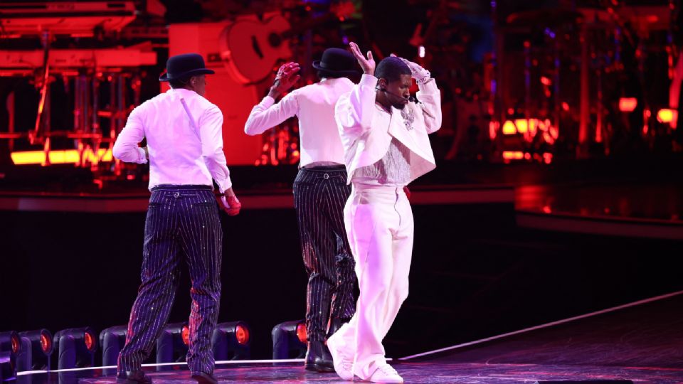 Usher durante su presentación en el Super Bowl LVIII.